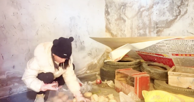 有網(wǎng)友提醒博主，這些物資是牧民應(yīng)急用的，是“救命糧”，也有網(wǎng)友希望該網(wǎng)紅把這些物資放回去。