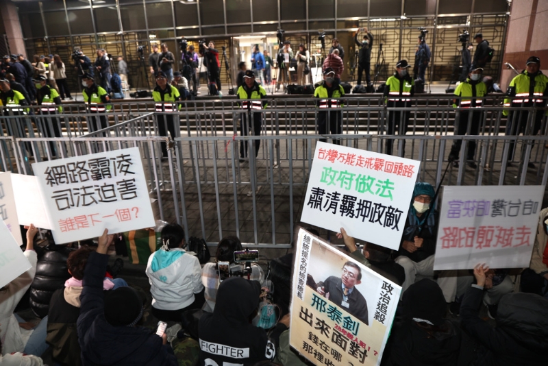 大批民眾黨支持者昨晚在臺(tái)北地檢署外聚集抗議。中時(shí)新聞網(wǎng)