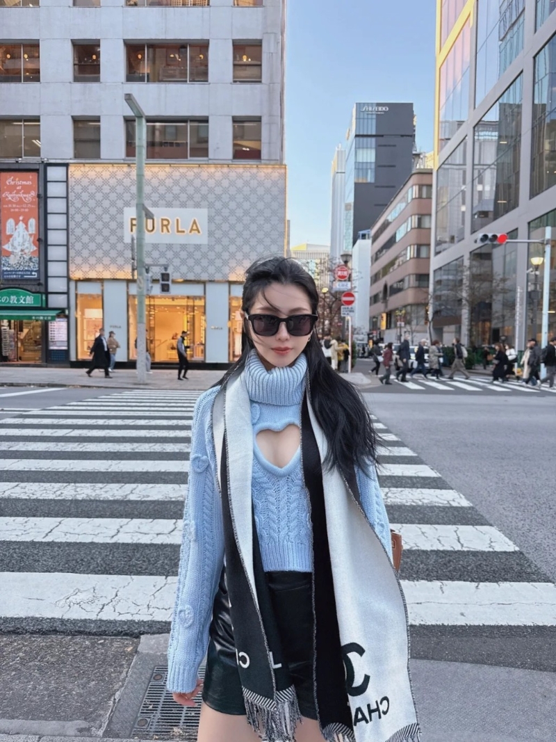 Joann曬腿之余，件心口窿窿衫仲勁搶眼。