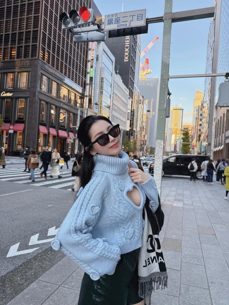 Joann一側(cè)身，就陷入走光邊緣。