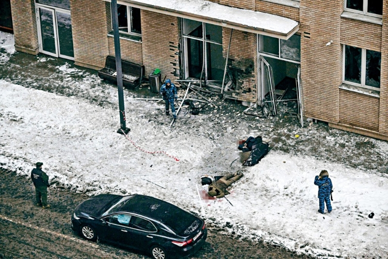 在莫斯科一棟住宅大樓外，基里洛夫中將(黑衣)及其助手的尸體臥在雪地上。