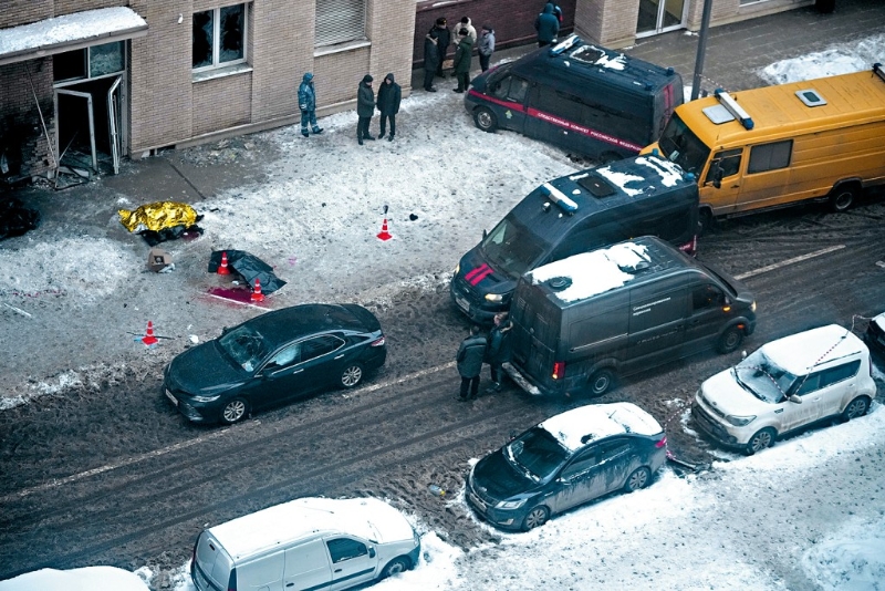 俄調(diào)查人員在基里洛夫遇刺身亡地點(diǎn)調(diào)查。