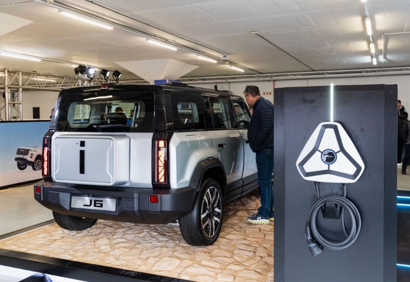 中國(guó)新能源車(chē)在國(guó)際市場(chǎng)廣受歡迎。圖為國(guó)產(chǎn)電能車(chē)在南非展出。新華社