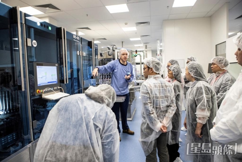 輝瑞起源于制造檸檬酸等化學(xué)品，二戰(zhàn)時(shí)以抗生素青霉素聞名，及后持續(xù)發(fā)展、擴(kuò)張。