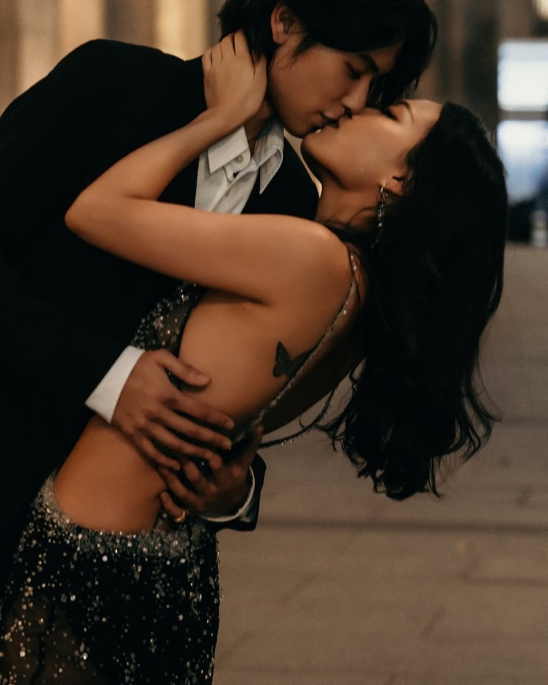 霍詠盈和胡智略于街頭錫錫。