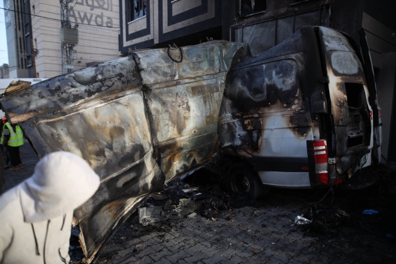 電視臺(tái)采訪車遭炸毀。新華社