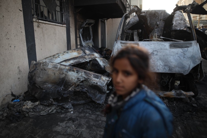 1枚導(dǎo)彈擊中停放在努賽賴特奧達(dá)醫(yī)院外的采訪車。新華社