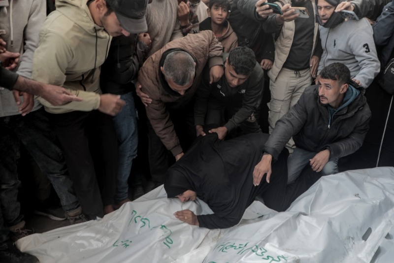 5名記者罹難，家人痛哭。新華社