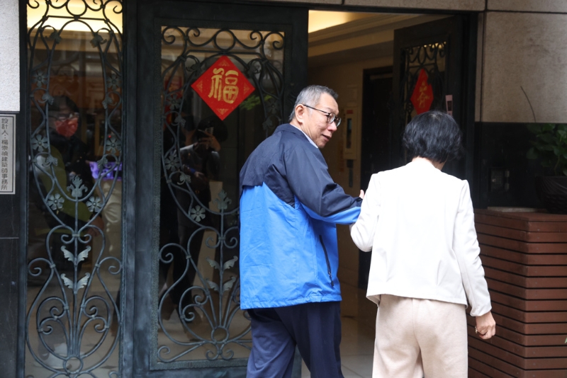 臺(tái)北地檢署偵辦前臺(tái)北市長(zhǎng)柯文哲涉及京華城容積率與政治獻(xiàn)金假帳案，在押的前臺(tái)北市長(zhǎng)柯文哲移審法院后，北院27日裁定交保，完成交保后離開(kāi)返家，妻子陳佩琪（右）出門(mén)迎接進(jìn)入家門(mén)。