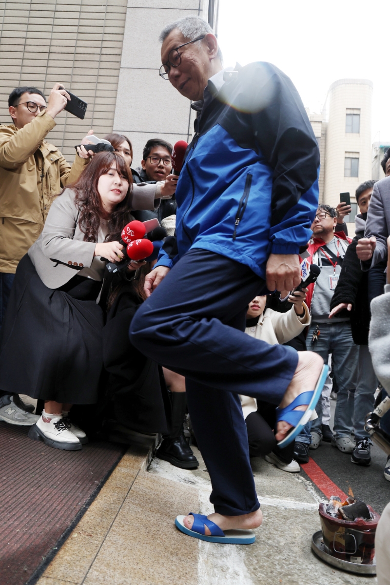 臺(tái)北地檢署偵辦前臺(tái)北市長(zhǎng)柯文哲涉及京華城容積率與政治獻(xiàn)金假帳案，在押的前臺(tái)北市長(zhǎng)柯文哲移審法院后，北院27日裁定交保，完成交保后離開(kāi)返家，進(jìn)入家里前跨火爐去霉運(yùn)。