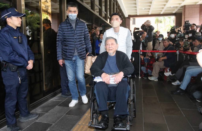 威京集團(tuán)主席沈慶京移審法院后，北院今（27日）裁定交保，沈完成交保后坐輪椅離開法院。