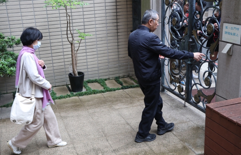 臺北地檢署偵辦前臺北市長柯文哲涉及京華城容積率與政治獻金假帳案，在押的前臺北市長柯文哲移審法院后，北院27日裁定交保，完成交保后離開返家，下午2點半左右與妻子陳佩琪（后）步出家門前往探視父親。