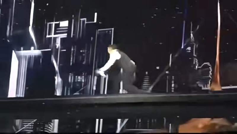 不過劉德華今晩演出這一幕，出現(xiàn)疑似跌倒的場面。