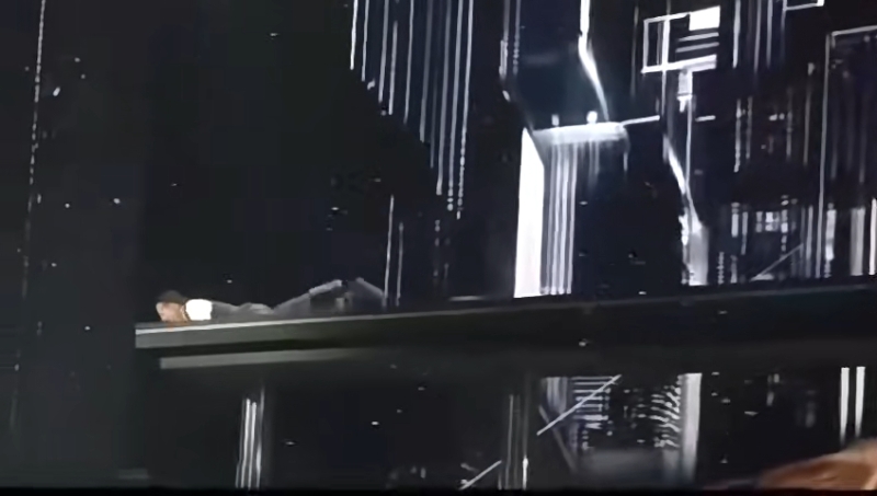 不過劉德華今晩演出這一幕，出現(xiàn)疑似跌倒的場面。