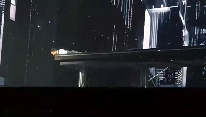 不過劉德華今晩演出這一幕，出現(xiàn)疑似跌倒的場面。