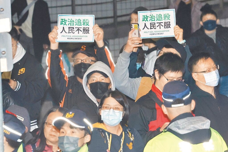 臺北地檢署偵辦京華城案、柯文哲政治獻(xiàn)金案偵結(jié)，許多小草（民眾黨支持者）27日凌晨在臺北地檢署外聲援柯文哲。