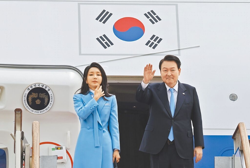 自14日彈劾案通過后，韓國總統(tǒng)尹錫悅已連續(xù)12天未公開露面，第一夫人金建希的活動也已中斷。圖為尹錫悅夫婦2023年4月出訪美國。