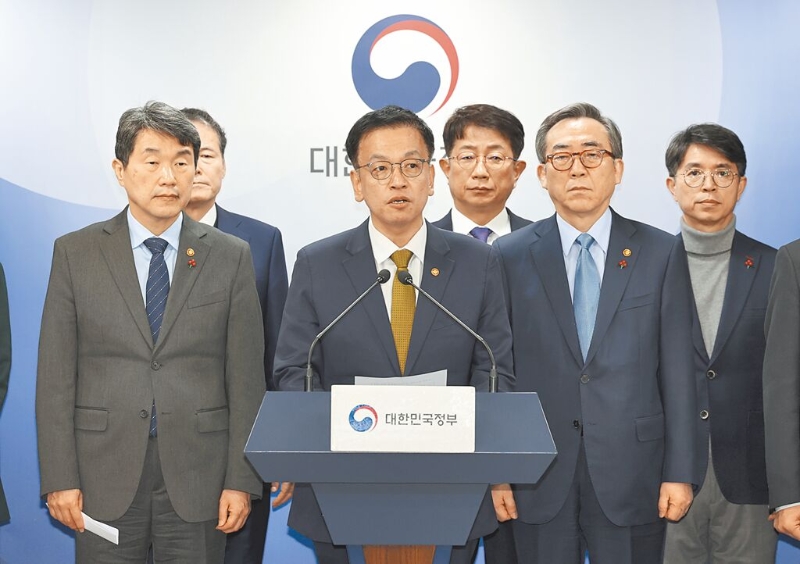 針對韓國代理總統(tǒng)韓德洙遭國會彈劾后的政局，學者認為，如果未來再對代理“代理總統(tǒng)”的崔相穆彈劾，韓國恐陷入無政府狀態(tài)。圖為崔相穆發(fā)表談話。