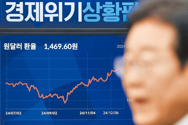 在韓國首爾27日舉行的國民議會上，反對黨領(lǐng)袖李在明向公眾發(fā)表聲明，電子看板顯示美元和韓元間的匯率。