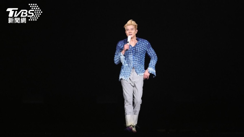 據(jù)臺(tái)媒報(bào)道，郭富城演唱到一半，竟意外受傷濺血?！禩VBS新聞網(wǎng)》圖片