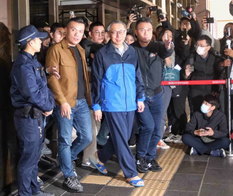 前臺(tái)北市長(zhǎng)柯文哲（前中）移審法院后，北院27日裁定交保，柯文哲完成交保后離開。