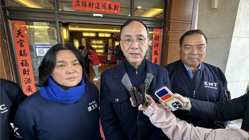 國民黨主席朱立倫(中)今一早搭機親自飛往金門主持“130周年黨慶表揚大會”，對于2026年金門縣長選舉布局語帶保留。