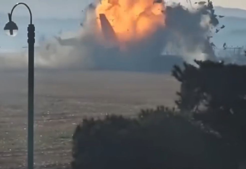 客機(jī)撞上圍牆爆炸一刻。