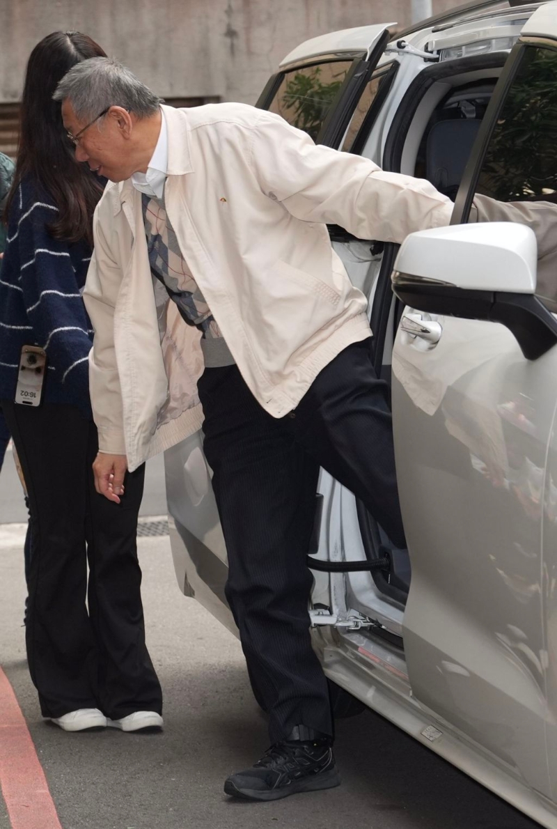 民眾黨主席柯文哲涉京華城弊案、政治獻(xiàn)金案，裁定柯文哲7000萬元交保，并戴電子腳鐐，限制出境、出海8個(gè)月?？挛恼芑丶蚁萝嚂r(shí)，一度露出電子腳鐐。