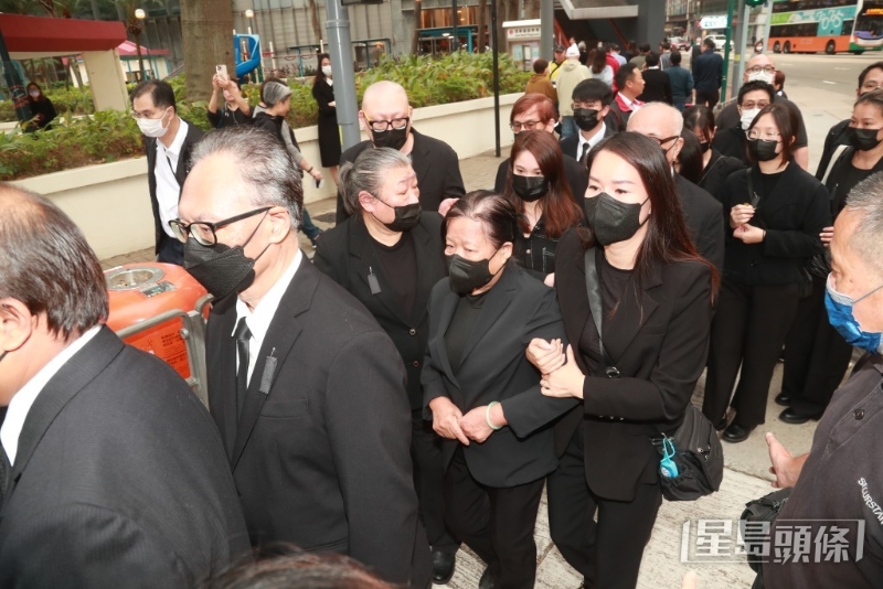 劉德華去年為父親舉辦喪禮，一眾親友包括劉德華大姊也有現(xiàn)身。