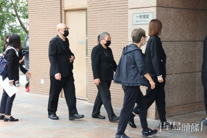 有傳與劉德華反目多年的胞姊（右三），也有現(xiàn)身。