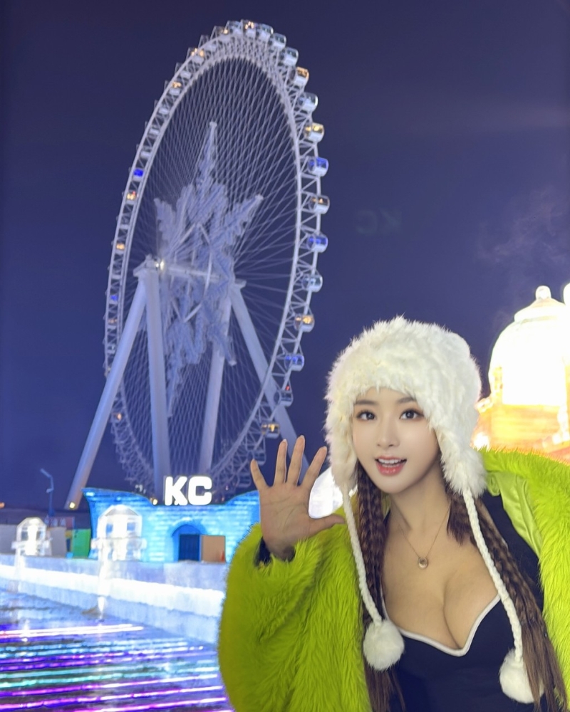 劉子儀日前與好友們?nèi)ス枮I冰雪大世界，雖然天氣極度寒冷，但她都大方分享一張?jiān)诒煅┑氐沫h(huán)境下，極低胸的靚相。