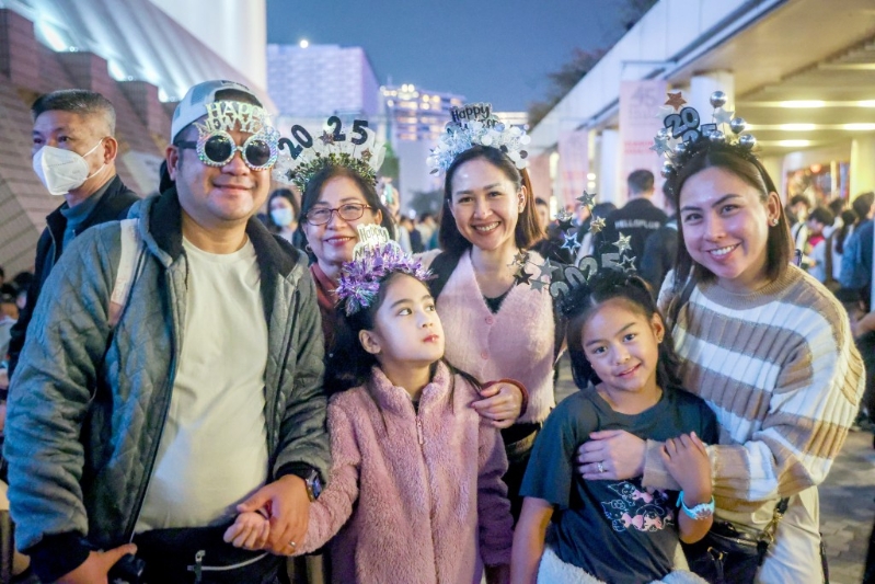 市民一家大小迎接2025年。