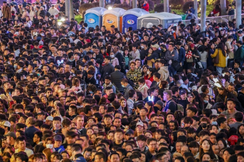 現場水泄不通。