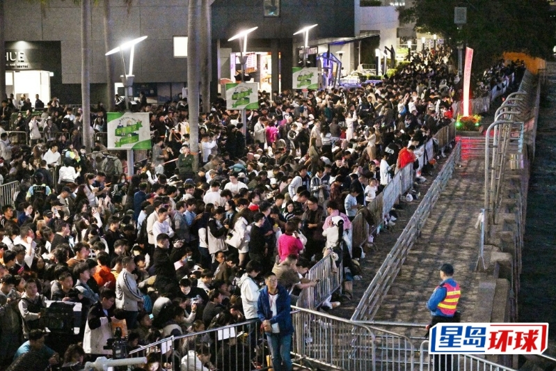 大批市民在尖沙咀海傍守候煙花。 蘇正謙攝