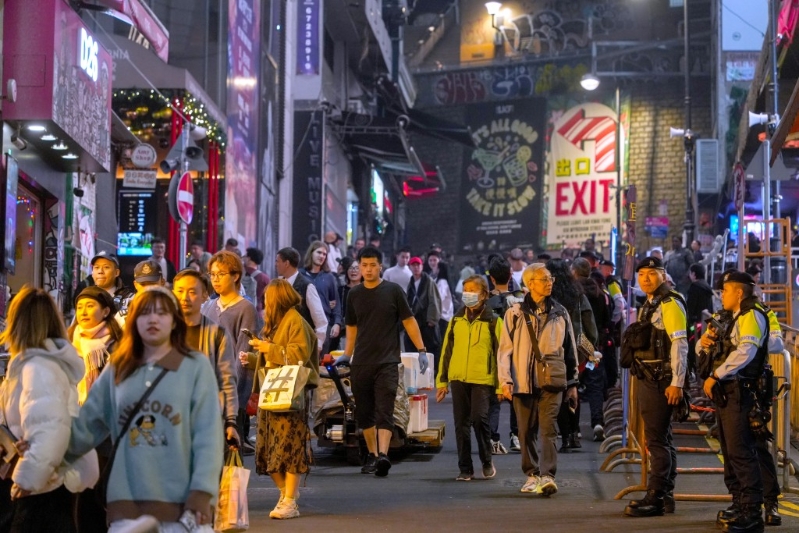 市民在蘭桂坊一帶準(zhǔn)備迎接近一年。 吳艷玲攝