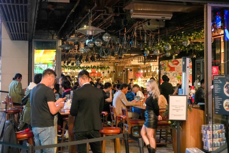 市民及游客到蘭桂坊的酒吧及食肆消遣。