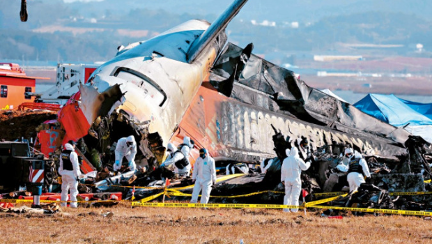 調(diào)查人員在濟州航空客機失事現(xiàn)場搜證。