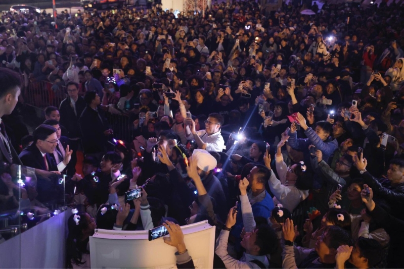 李家超受在場內(nèi)士歡迎。