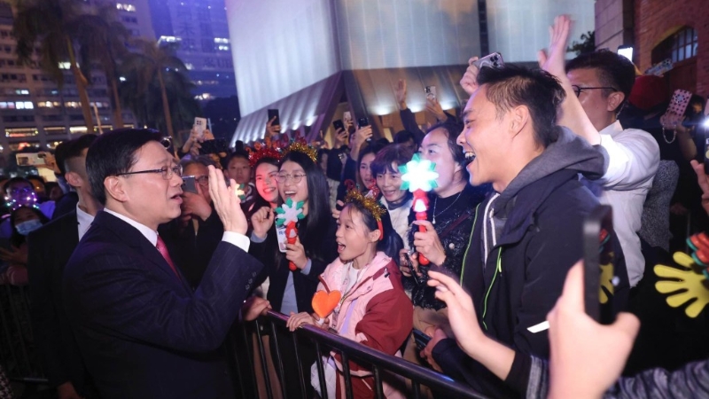 李家超與市民揮手