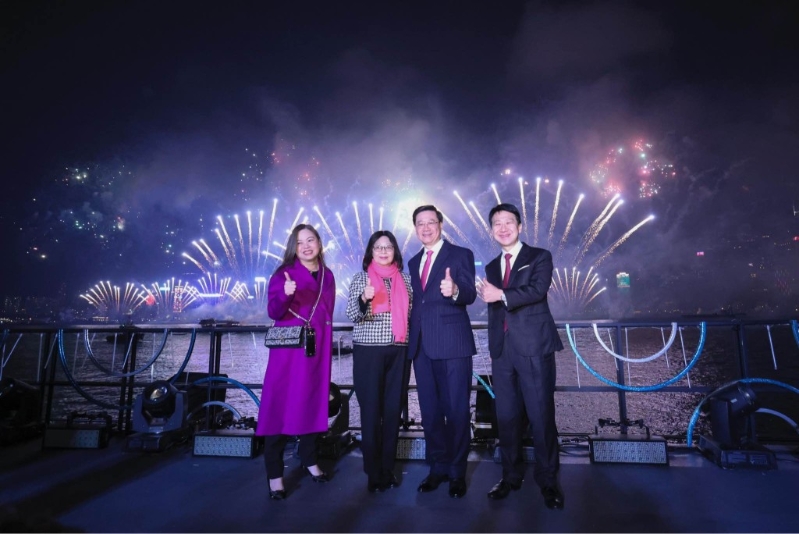 李家超與太太出席倒數(shù)活動