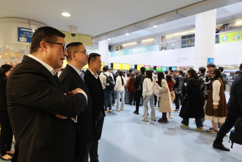 鄧炳強(qiáng)視察羅湖口岸。