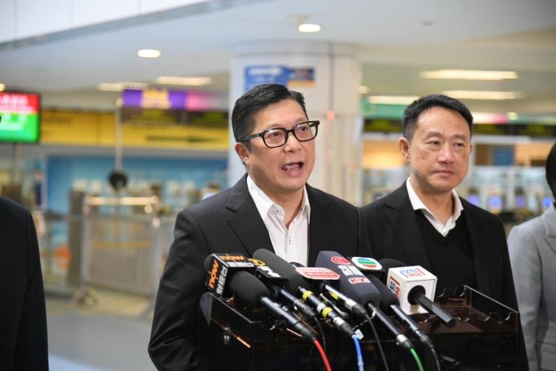 鄧炳強(qiáng)指過(guò)關(guān)人數(shù)較平日周末前略多。