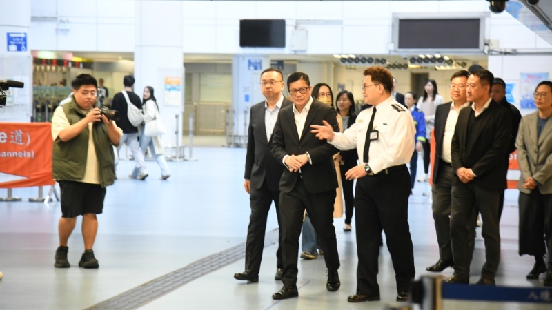 鄧炳強(qiáng)凌晨視察羅湖口岸。