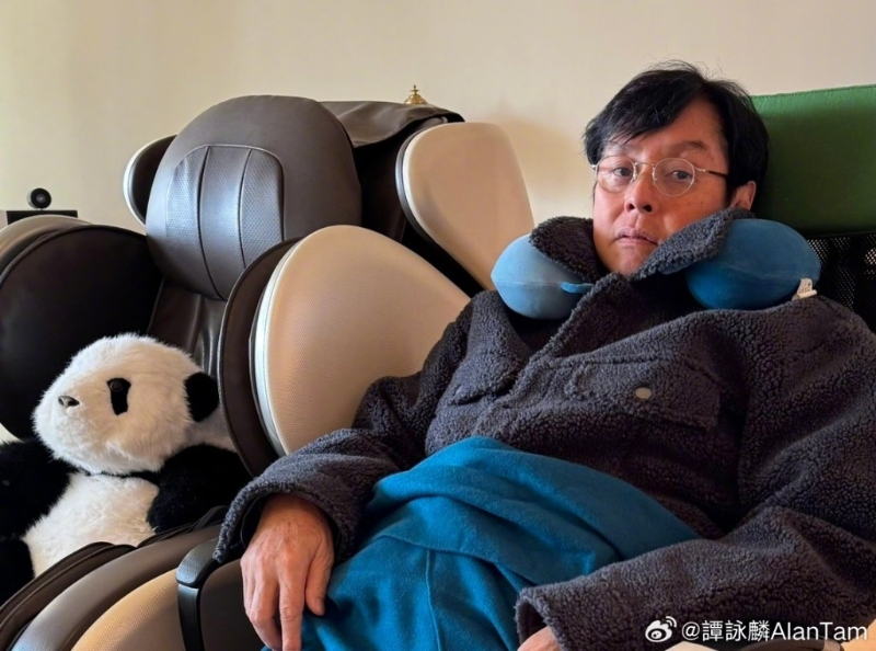 譚詠麟這段期間都有更新微博，但見他精神萎靡不振，經(jīng)常坐在家中穿上厚厚衣服。