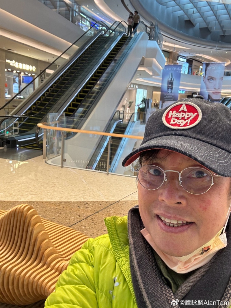 譚詠麟29日再次發(fā)文指：“個(gè)多月以來第一次離開香港”，照片中見他疑似返回深圳行商場(chǎng)食飯，當(dāng)時(shí)他的笑容牽強(qiáng)，令網(wǎng)民心痛。