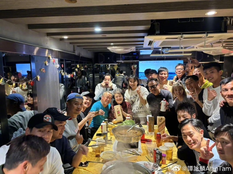 31日譚詠麟貼出與明星足球隊(duì)成員曾志偉、黃日華等人聚會(huì)的照片