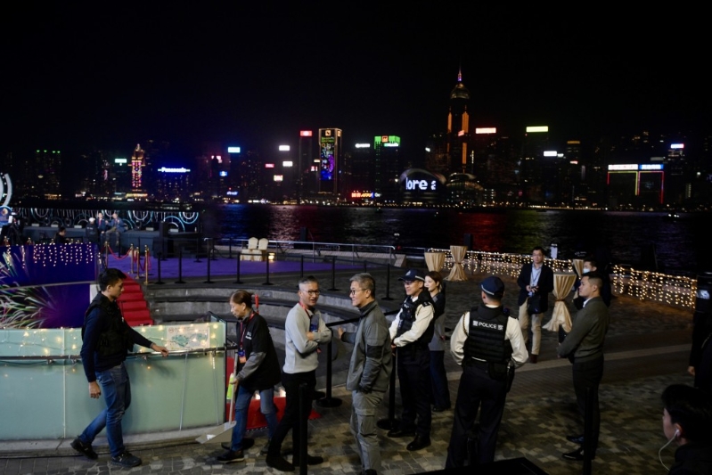 蕭澤頤晚上到尖沙咀為當(dāng)值人員打氣。