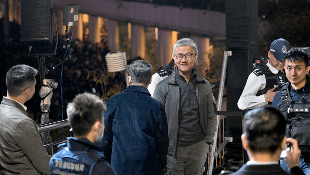 蕭澤頤晚上到灣仔巡視情況。