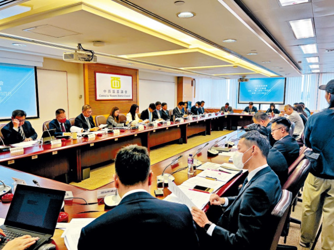 現(xiàn)屆區(qū)議員上任一年，全數(shù)達到每年80%會議出席率的要求。