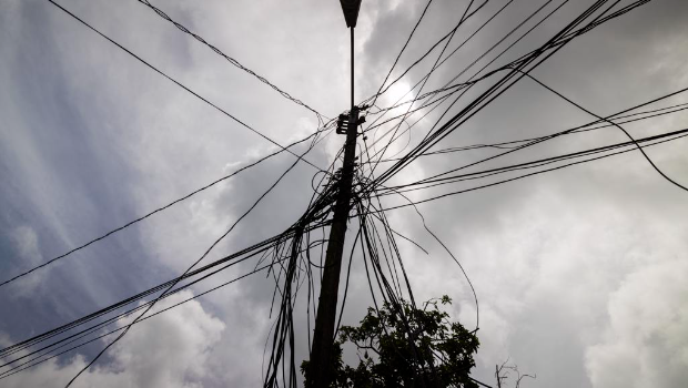 圖為洛沙（Loiza）地區(qū)斷裂的電線